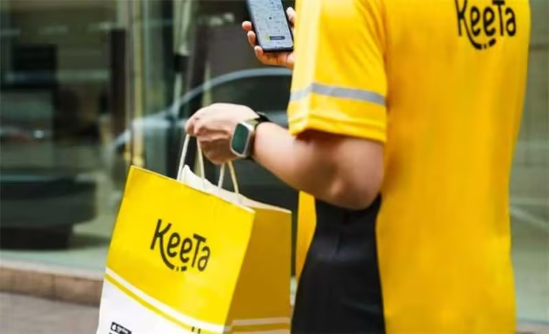 Keetaブランドのバッグを持つKeetaの配達ライダー